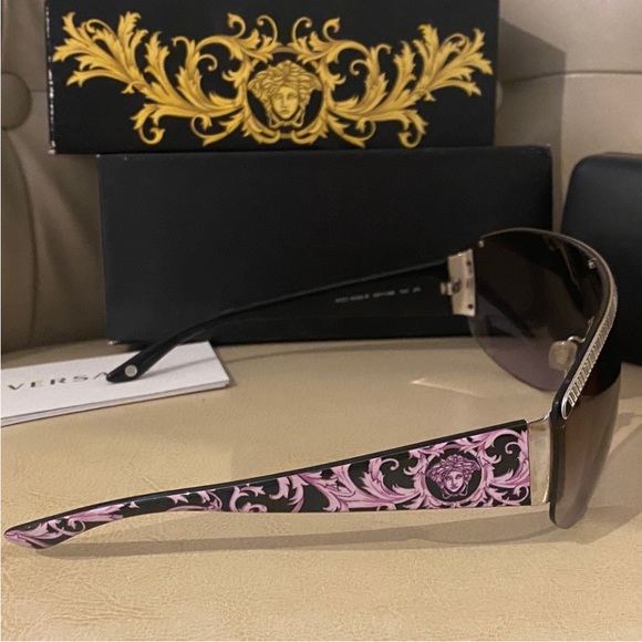✨Versace sunglasses 😎 - Picture 5 of 7